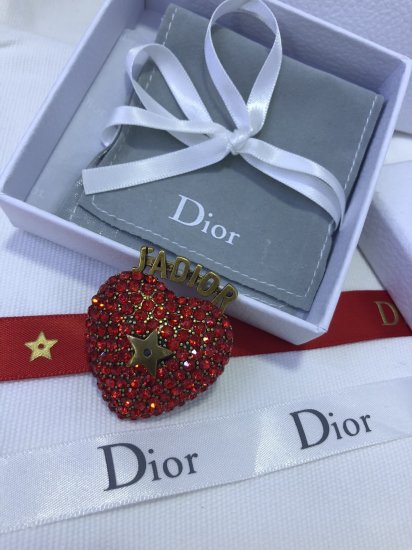 迪奥胸针针 稀物！Dior 出品必属精品！新品JaDior爱心胸针、以爱心形状镶嵌做旧工艺 、复古 别致 百搭 无论搭配淑女装或休闲装都十分好看！大爱！等同正 品，做旧黄铜材质 - Click Image to Close