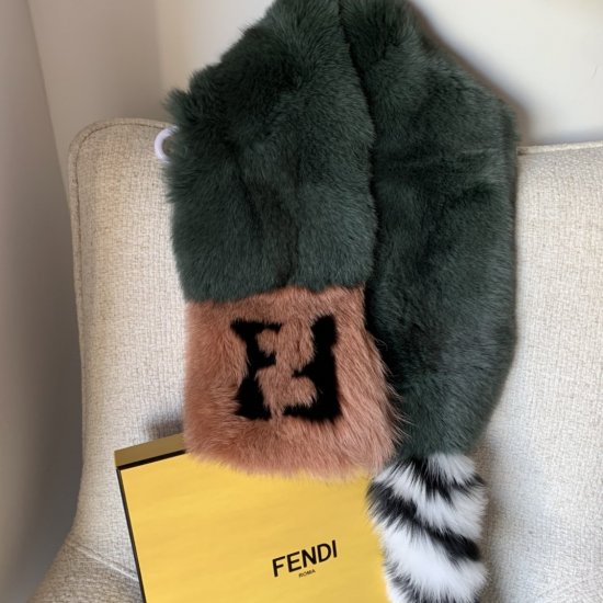 Fendi 狐狸毛领 不对称设计宽领。颈部紧固环，放低一点可作为围巾或是像背心一样的藏钩使用。绿色狐狸毛材质。绿色和棕色Fendi图案镶饰。撞色斜对角条纹尾部。 - Click Image to Close