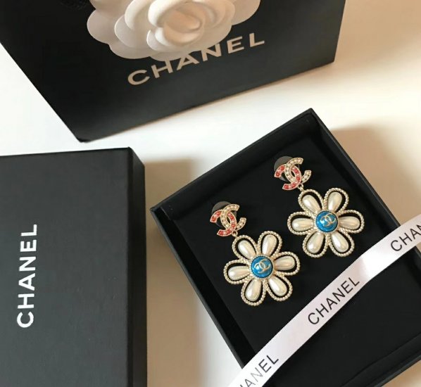 Chanel 春天气息花朵耳钉 Chanel19春季 花朵树脂 耳钉耳环 超级 适合小姑娘美美哒春天照 ZP原版黄铜材质 纯银针 选用 水钻都是施华洛世奇的buling级别 折射阳光很漂亮的 - Click Image to Close