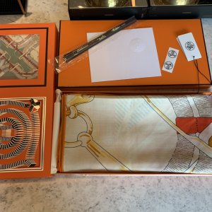 材质升级 温暖升级 手感更细腻 Hermes 140*140cm 70%羊绒30%真丝 原单品质[玫瑰][闪电][礼物][礼物] 马嚼锁环～杏色