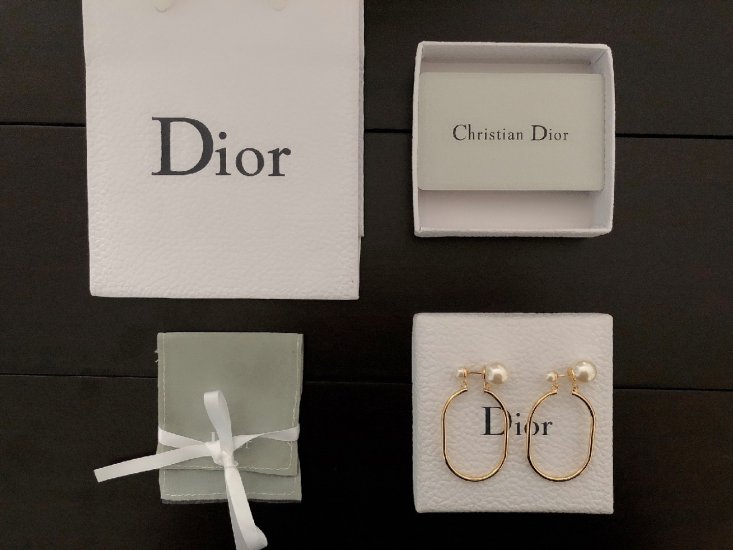 Dior 珍珠线圈耳钉 经典大小珍珠系列 延续了以往大小珠系列的精髓 再加上线条圆环元素 整体搭配起来的效果 非常简约干练 日常佩戴非常百搭 更增加了灵动 这款真的要入手 - Click Image to Close