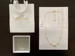 Dior cd镶钻项链 迷你cd字母 zp打造 小巧精致 低调奢华 满足各种服装搭配 这款个人非常喜欢 佩戴时尚简约不夸张 却效果很赞 精致设计绝对是百搭单品