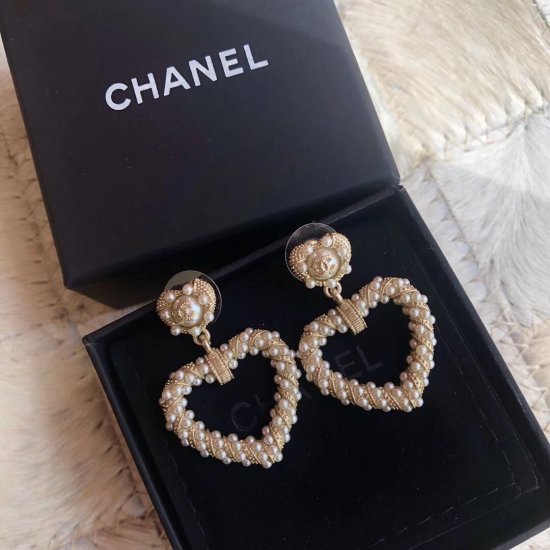 xx235 Chanel Chanel 2019秋冬新品 爱心米珠耳钉 超美腻！精选原版一致材质搭配s925纯银针 上身唯美优雅气质大方 - Click Image to Close