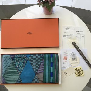 材质升级 温暖升级 手感更细腻 Hermes 140*140cm 65%羊绒35%真丝 原单品质[玫瑰][闪电][礼物][礼物] 拼接的马