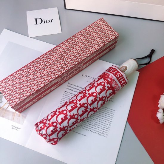 Dior 简单方便 展现档次与品位 新涂层技术伞布 带来令人惊喜的遮光效果 让防晒及隔热性能更优保障 伞骨的好坏 决定一把雨伞品质好坏 伞架材料由合金伞杆 碳纤维伞骨制成 坚韧度非常强 - Click Image to Close