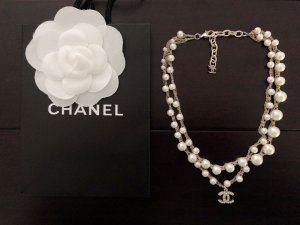 Chanel 双层珍珠项链 每一个细节都很精细 自购zp开模 这款设计非常美轮美奂 打结缠绕链条本身已经很美 再加上大小不同珍珠点缀 很仙有没有 这款真的超级重工 手工也是很复杂 一天也做不出几条 喜欢赶紧下手