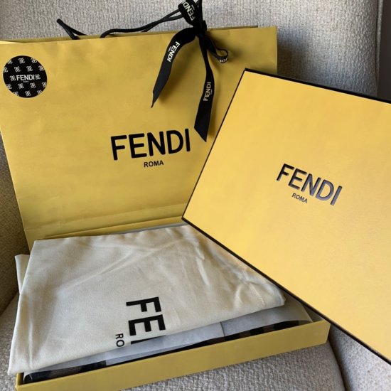 Fendi 超级断货王 美到爆炸款 经典耐用 百搭款式 秋冬搭配大衣皮衣 复古又时髦 随便一搭 你就是最时尚的梦幻女主角 35*180cm 95%羊毛5%真丝 防尘袋盒子礼品袋 ZG包装 - Click Image to Close