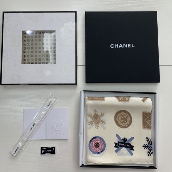 Chanel 高雅 简约 精美 90*90cm 100%斜纹真丝 原单品质 冬日蒙斯～米色 - Click Image to Close