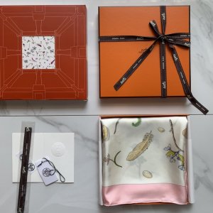 Hermes 100%斜纹真丝 90*90cm 手工卷边 原单[玫瑰][玫瑰]花羽～粉色