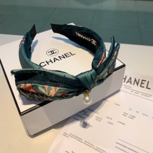 CHANEL（香奈儿）2019年度最火爆时尚单品因岁月流逝而变得充满复古韵味编织风格设计配合做工精美的CHANEL配饰 令这件作品历久弥新 越戴越有味道 搭配高端进口树脂材料绸缎真丝面料 甜美蝴蝶结散发非常自然的颜色光泽 贴心的包边设计佩戴起来不勒头 让你