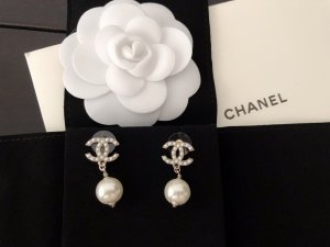 Chanel 复古雾金 满珍珠耳吊 zg一比一材质 精工之作 zp黄铜材质 s925银针 非常名媛范 这款也是超级百搭 通体镶嵌珍珠 非常显气质 比例适中 美颜密器 不管日常还是活动都可以佩戴