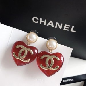 Chanel Chanel 桃心耳钉 爱心系列 原单材质 纯银针 琉璃珠材质搭配大珍珠 大气却不夸张