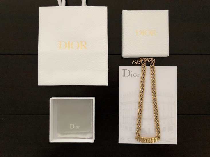 Dior 绝对的美物！！字母链条项链 zg一比一材质 精工之作 zp黄铜材质 相当的个性时尚 也是超级百搭 整体设计更简约 这种项链本身就是潮单酷范十足 平时搭配休闲装都很加分 - Click Image to Close