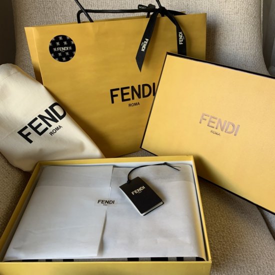 Fendi 超级断货王 美到爆炸款 经典耐用 百搭款式 秋冬搭配大衣皮衣 复古又时髦 随便一搭 你就是最时尚的梦幻女主角 35*180cm 95%羊毛5%真丝 防尘袋盒子礼品袋 ZG包装 - Click Image to Close