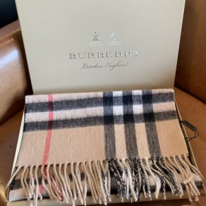 Burberry 双面金属丝羊绒围巾，金银丝与羊绒完美的组合 一面素色金属丝一面经典格纹 创新又不失经典 30*168cm 100%羊绒