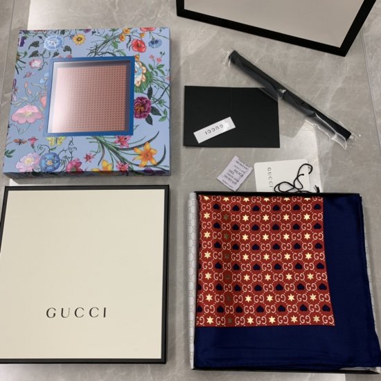 Gucci 繁星点点～藏青 90*90cm 100%真丝 原单品质这款真丝围巾上点缀了奇异图案。心形图案作为爱的象征，以趣味盎然的方式搭配星星和品牌双G字母交织图案。这些高辨识度符号贯穿于新推系列之中，彰显品牌充满浪漫气息的美学理念。 - Click Image to Close