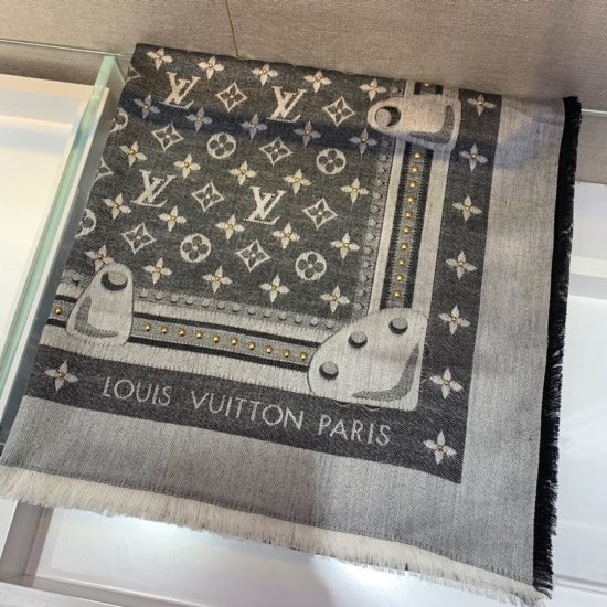 Louis Vuitton 饰钉方巾 丹宁风尚为这款披肩带来金属饰钉，镶缀在混纺而成的 Monogram 织纹间闪耀光芒，搭配流苏饰边营造出的充盈构型，为经典设计再添新意。140*140cm 60%真丝40%羊毛 - Click Image to Close