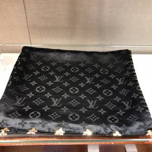 Louis Vuitton 花皇冠长巾 170*65cm 100%真丝 适合用作围巾或头巾的时尚配饰，黑色真丝面料，富有金属光泽的Monogram花卉更显精致。与路易威登的皮具、腰带、太阳眼镜和鞋履完美搭配，晚间造型的不二之选。