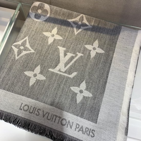 Louis Vuitton 老花大流苏披肩采用大尺寸羊绒真丝混纺，流苏下摆别具质感，是冬日配饰的理想之选。 140*140m 70%羊绒30%真丝 - Click Image to Close