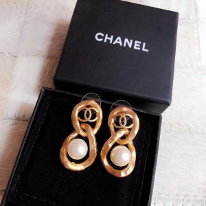 xx490 Chanel Chanel 2020年早春新品 专柜同步更新 走秀款 双环珍珠耳钉 精选原版一致黄铜材质搭配s925纯银针 欧美范十足