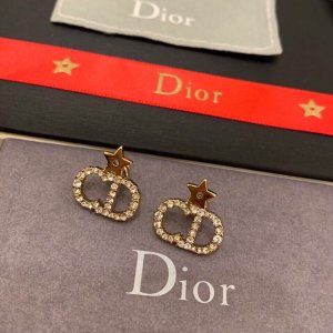 Dior 迪奥 字母 小CD水钻耳钉。黄铜施华洛水晶纯银针 小可爱一个，非常精致漂亮。空姐，上班族必备，小小一个完全不夸张。