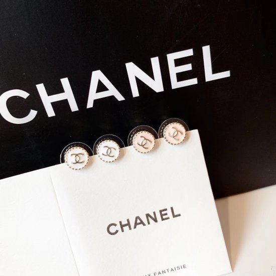 Chanel Chanel mini迷你滴油耳钉 日常百搭 小耳钉 精选原版一致材质搭配s925纯银针 精致小巧 裸粉 米白 两色可选 - Click Image to Close