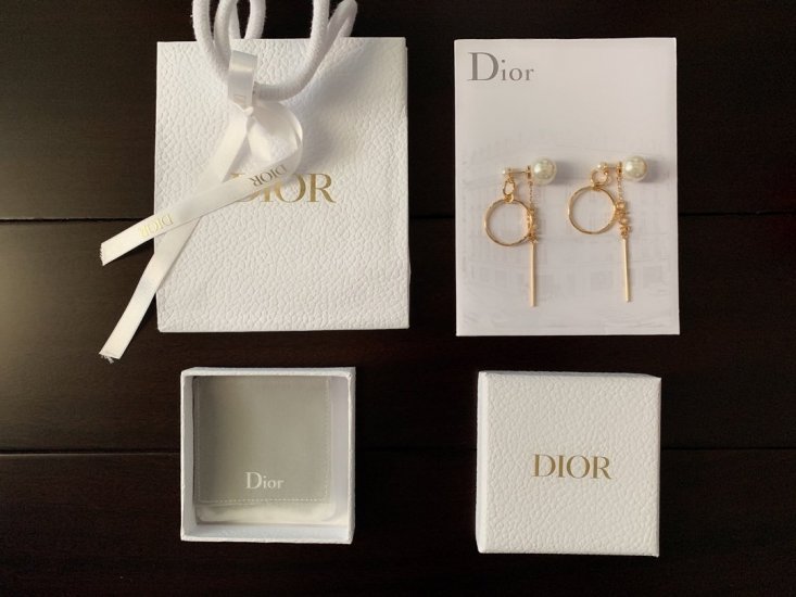 Dior 珍珠线条耳钉 经典大小珍珠耳钉 延续了以往大小珠系列的精髓 再加上标志性字母元素 整体搭配起来的效果 非常简约干练 贯穿这个设计的链条和流苏设计 更增加了灵动 - Click Image to Close