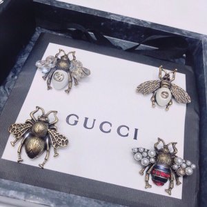 Gucci 19ss New （胸针） 这两年的Gucci 真的好看 专柜什么材质我们同样用的就是什么材质 通体黄铜做旧工艺钻为高碳钻 阳光下如钻石一样闪烁七彩光超精细做工 发售