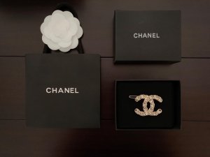 Chanel 方钻螺纹发夹 黄铜材质 原版复制 一丝不苟 颜色相当漂亮 工艺更是赞 每一颗方钻孔位 背面都相当清晰 看图片就能看出品质 看似简单 工艺却不简单 一定要自留