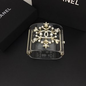 Chanel 树脂手镯出货Chanel 热卖款树脂宽版手环！ 夸张复古系列上线！ 超级无敌精致的设计和大牌感搭配超强！ 实物更加精致好看 ！ 街拍到日常都很所需！