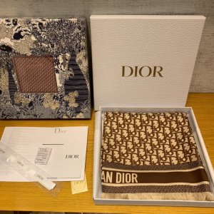 Dior 流金字母～棕色 90*90cm 100%斜纹真丝 锁边拆须工艺 原单品质