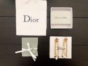 Dior 绝对爆款 珍珠链条 流苏耳坠 zp一样黄铜材质 设计精美 经典元素点缀 做工精良 最关键的超级洋气百搭 搭配各种露肩服饰 洋装晚礼服绝对美爆 这款也是很重工 网红主播达人钟爱单品