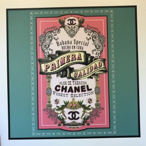 Chanel【浮雕长巾】早春新款古巴系列彩色丝巾处于热带的古巴是多彩的，热带水果的高饱和度成为香奈儿早春系列的主色调，令人目不暇接，更大尺寸更大规格，可做披肩围巾，防晒效果也不错。尺寸：135×195cm 面料:100%真丝