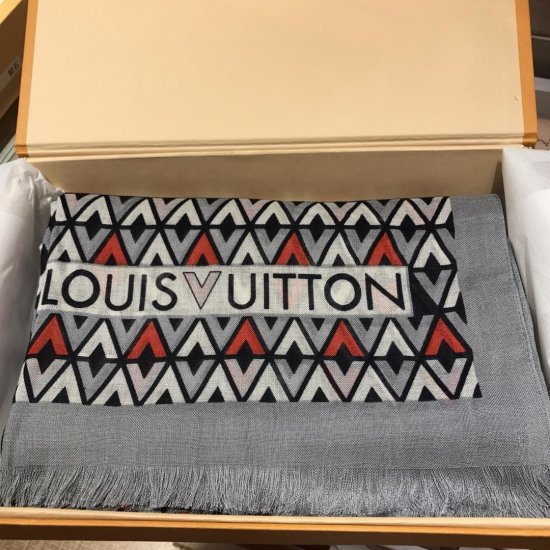 Louis Vuitton 钻石～咖啡 110*200cm 70%羊毛30%真丝 柔软、保暖而时尚的羊毛双面围巾，将Louis Vuitton的V字图案变为色泽亮丽的钻石花纹，打造充满活力的现代造型 - Click Image to Close