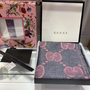 最新爆版 Gucci 闪耀提花～粉灰 45*195cm 96%羊毛2%聚酰胺2%金属纤维 原单品质