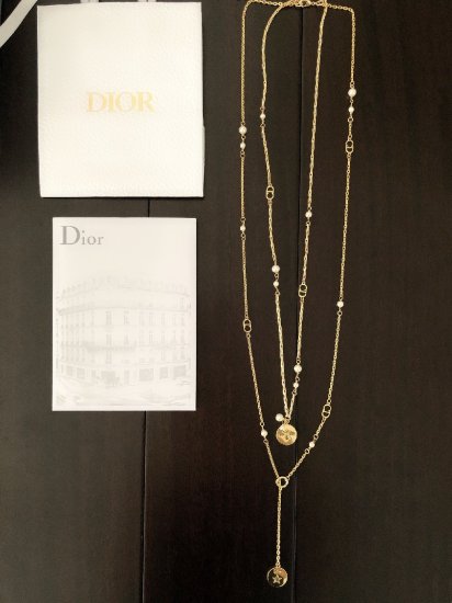 Dior 圆盘双层长项链 这款设计处处暗藏秘密 小圆部分采用经典元素点缀 加上透灰 非常的经典时尚 简约但是大牌感迎面扑来 这款必须入手 绝对白搭潮品 佩戴效果超级美 - Click Image to Close