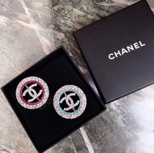 Chanel Chanel 经典 圆圈双C彩钻 胸针 蓝钻上身超级无敌仙 个人极力推荐 简单不失个性 红钻又是另一番甜美气息 精选原版一致材质