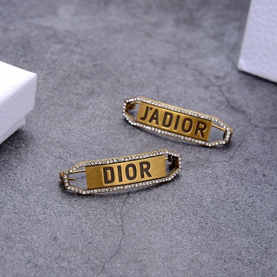 Dior 绝对爆款 JADIOR+★胸针 zp一样材质 黄铜水晶 logo 清晰可见 这款延续了Dior经典系列 集中时尚元素 时尚大牌 做工精良 这款真的必须要入手 佩戴效果超级赞 - Click Image to Close