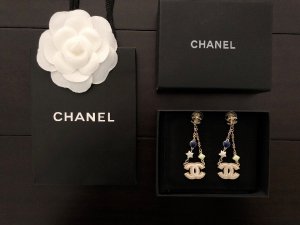 Chanel ！！！彩油珐琅字母 长款流苏耳坠 zp代购品质 原版材质 非常时尚的一款耳钉 俏皮可爱活力满满 网红喜哥同款 s925银针 色彩搭配很靓丽 不会显得过于压抑 佩戴效果美的很