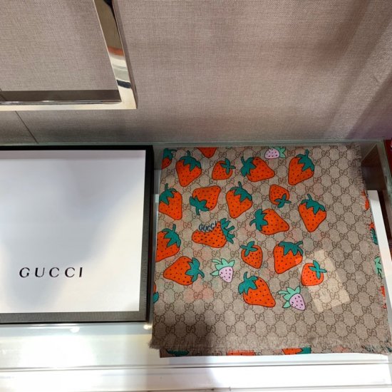 Gucci 草莓披肩 以俏皮可爱的方式演绎经典的Gucci图案，匠心点缀红粉两色草莓印花，打造奇趣灵动的造型 130*130cm 85%莫代尔15%真丝 - Click Image to Close