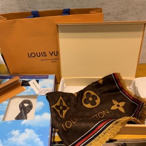 Louis Vuitton 幸运字母～咖色 长围巾规整拼接 Reverse Monogram 印花与浸染经典色调的超大 Monogram 图案，探寻生动对比的丝丝趣味。轻盈透气的棉布适宜温暖时节。135*195cm 70%羊毛30%真丝 原单品质