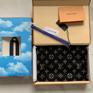 Louis Vuitton 派德长巾～黑色 200*70cm 70%羊毛30%真丝 拼接全幅经典 Monogram 图案和素雅的鸡爪花纹，为休闲着装提供两式选择。羊毛针织营造舒软质感，搭配流苏饰边。原单品质