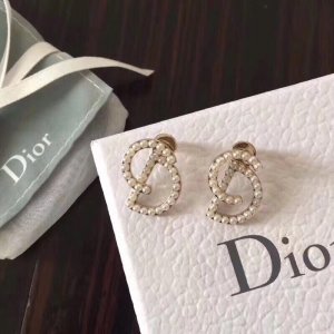 Dior 爆款CD 字母 珍珠组合耳钉 小珍珠显得俏皮可爱 浅金色洋气不俗气 女神夏夏同款 网红美丽神器 超级百搭 这款真的卖爆了 断货王