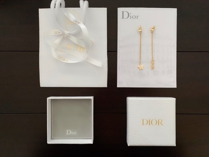 Dior 字母++钻耳钉 原版材质 高级定制 四季必备的百搭单品 各种场合佩戴完全ok 非常推荐 - Click Image to Close