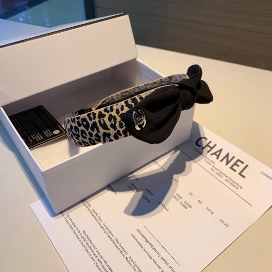 CHANEL（香奈儿）充满复古韵味编织风格设计配合做工精美的CHANEL配饰 令这件作品历久弥新 越戴越有味道 搭配高端进口树脂材料 加厚TWILL面料 非常自然的颜色光泽 贴心的包边设计佩戴起来不勒头 让你的魅力绽放 清新淑女范让时尚更简单 - Click Image to Close