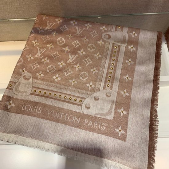 Louis Vuitton 饰钉方巾 丹宁风尚为这款披肩带来金属饰钉，镶缀在混纺而成的 Monogram 织纹间闪耀光芒，搭配流苏饰边营造出的充盈构型，为经典设计再添新意。140*140cm 60%真丝40%羊毛 - Click Image to Close