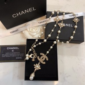 Chanel chanel珍珠 长链毛衣链发烧友不要错过。市场玲琅满目，真正的好货真的太少。我家毛衣链款式不多。但每一个都是正品打版。尺寸色泽材质。绝对出入专柜无压力 高品质 。很百搭！质量好。