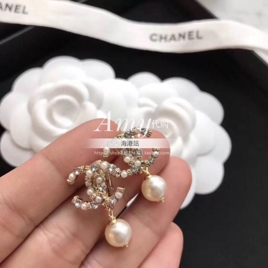 [色]Chanel Chanel 秋冬螺纹 旋转 水钻珍珠 耳钉 仙女下凡的感觉 。或许是我太激动了。实在是很小仙女。正品打造 纯银针 专柜黄铜施华洛珍珠 水晶。 人手必备一款。 - Click Image to Close