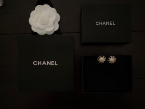 Chanel 半面滴油芒星耳钉 做工精致 看图就知道很精美 黑色滴油设计 芒星元素 超级个性时尚 超显气质 走到哪里都是焦点 奢华又精致 美爆