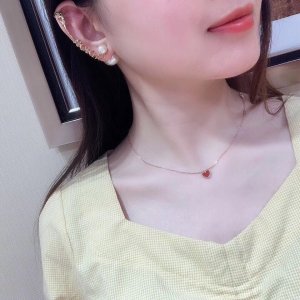 DiOr 秋冬DiOr TRIBALES 耳环、运用品牌logo与色调极好的金色结合搭配星星与琉璃珍珠！展现独特个性，精巧别致，新颖多样，特立独行的都市风尚！单个